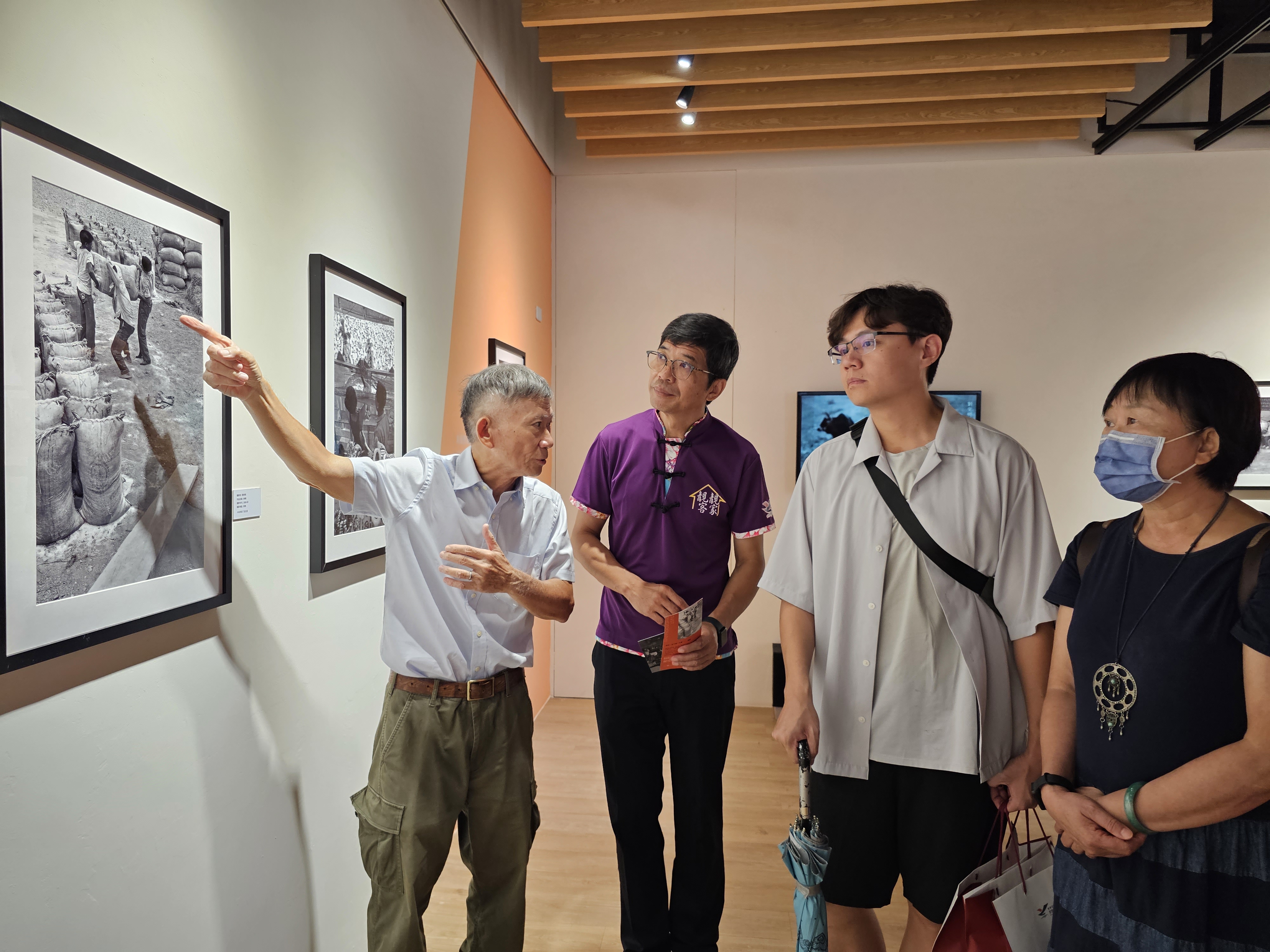 六堆攝影展，邱才彥老師講解劉安明老師拍攝手法(左起策展人邱才彥、客發中心何金樑主任)