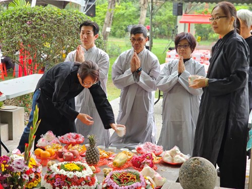 六堆園區伯公生以盤花祭祀伯公