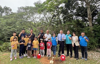 臺灣客家文化館響應世界地球日等環保議題，共同種植臺灣原生樹種豆梨合影