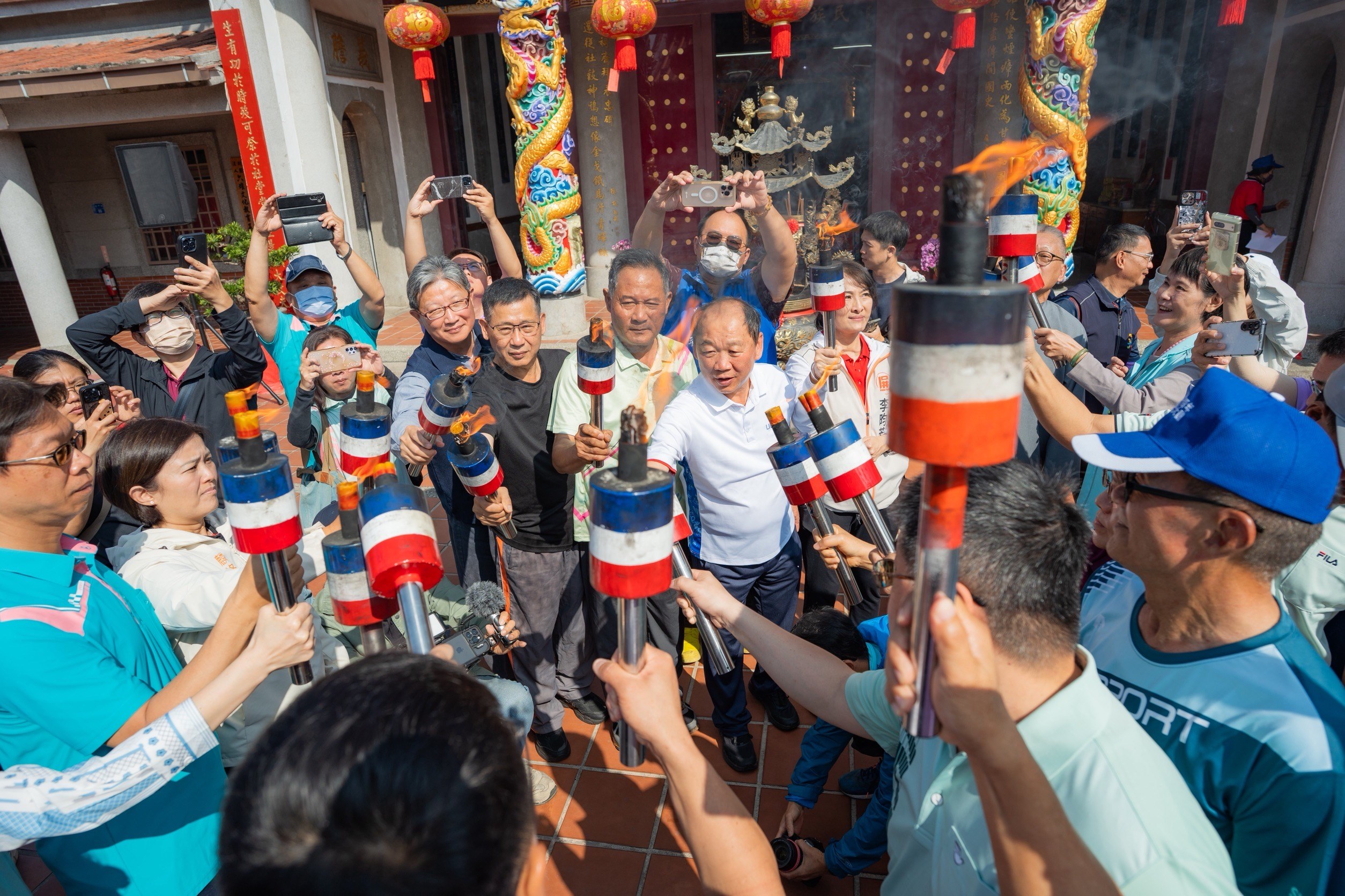 由宋貴龍主秘、謝勝信主任、李昀芳代理處長將母火傳遞給各鄉區代表