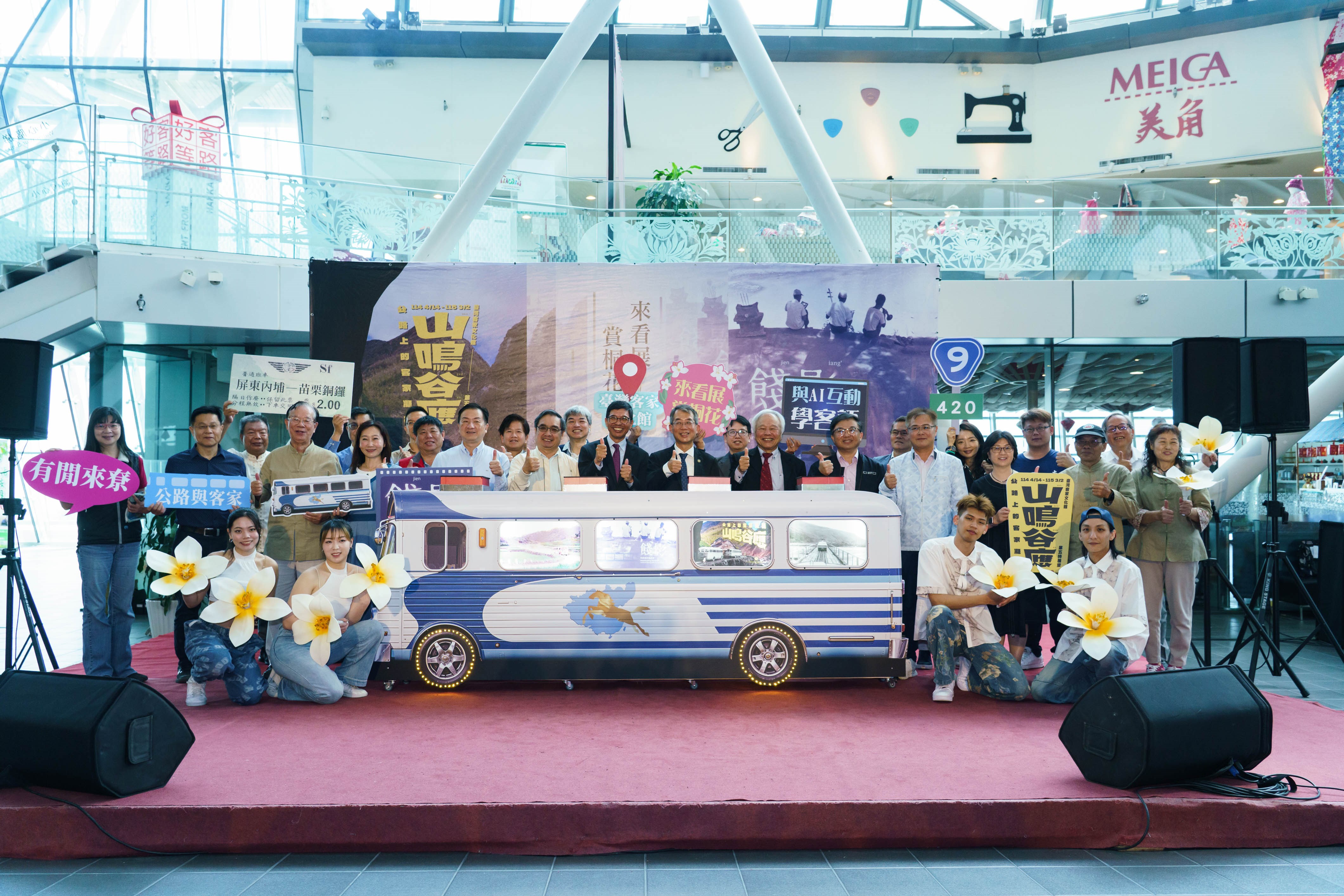 THCDC Director-General Ho Chin-liang takes a group photo with the distinguished guests at the exhibition, invi