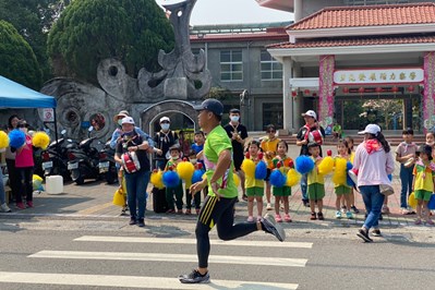 The children of the attached kindergarten in Wugou elementary school also cheer for the athletes.