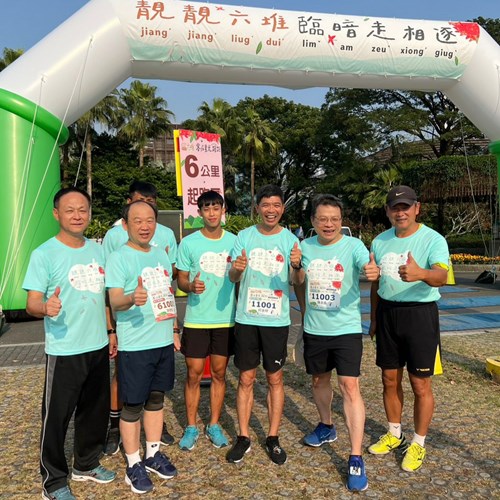 六堆客庄星光路跑領跑者合影，左起58屆六堆運動會執行長曾耀群、撐竿跳好手林志成、農業科技園區主任謝勝信、六堆小飛人黃正琦、客發中心主任何金樑、屏東大學校長陳永森、教練葉健銘