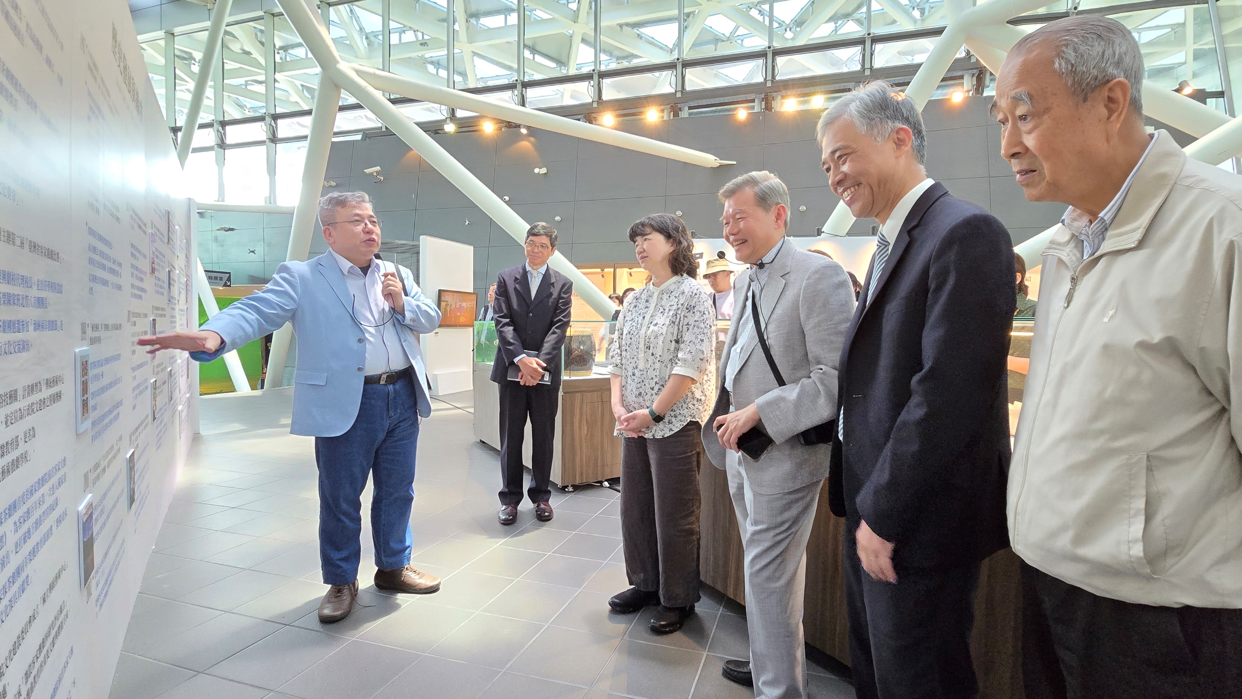 采茶歌隨八音來新書發表會，由范揚坤教授展覽解說