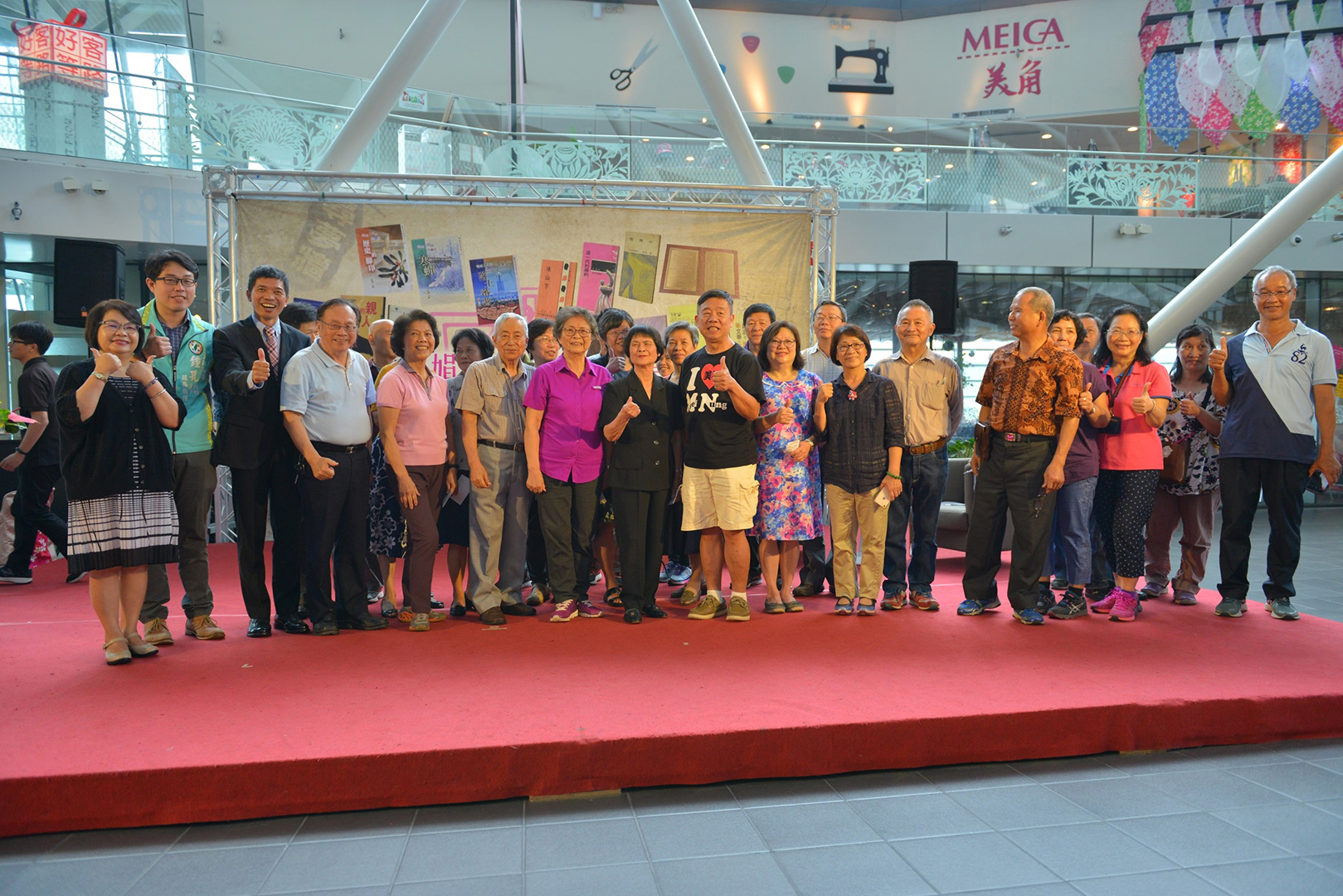 Ms. Huang Juan and distinguished guests sang the song of “Hakka Character”(hak 　ka pun set) together.