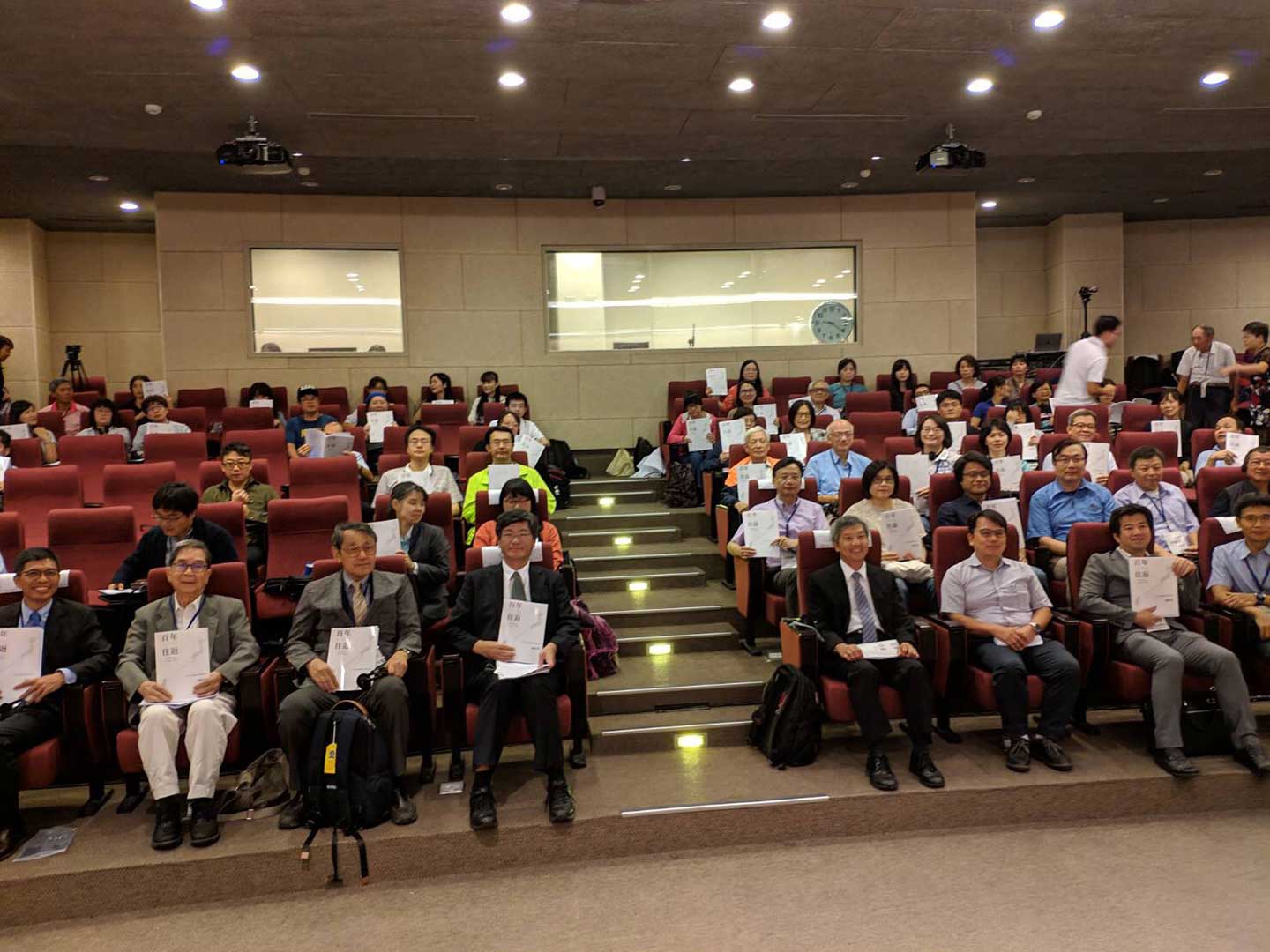 〔The Group photo of the opening of the seminar (Third on the left in the front row is Professor Xu Zheng-Guang, second on the left is Professor Watanabe Shino from Japan, first on the left is Yang Chang-Zhen, the Deputy Minister of the Hakka Affairs Council, first on the right is Chen Jun-Xun, the vice president of National Chiao Tung University, second on the right is Dean Huang Shao-Heng, third on the right is Associate Professor Hirohisa Kawai )〕