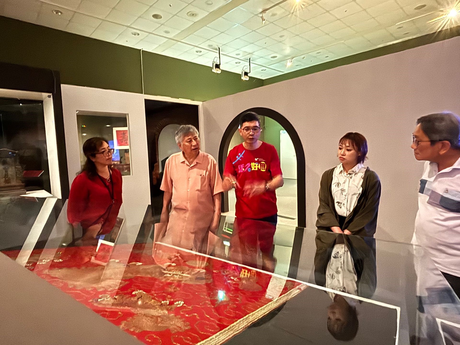 佳冬蕭屋捐贈予本中心的典藏物件包括五獅戲球金蔥繡麒麟被、銀質鎏金鳳冠、織金花囍字紋紅袍、綠底金蔥線折枝花鳥紋肚兜、繡金附劍帶雲扇，以及牡丹紋馬面裙等於「拼．靚：臺灣客家多重面貌特展」展出