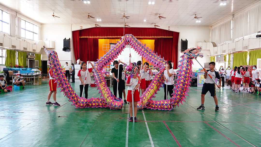 Dragon dance performed by school brothers and sisters