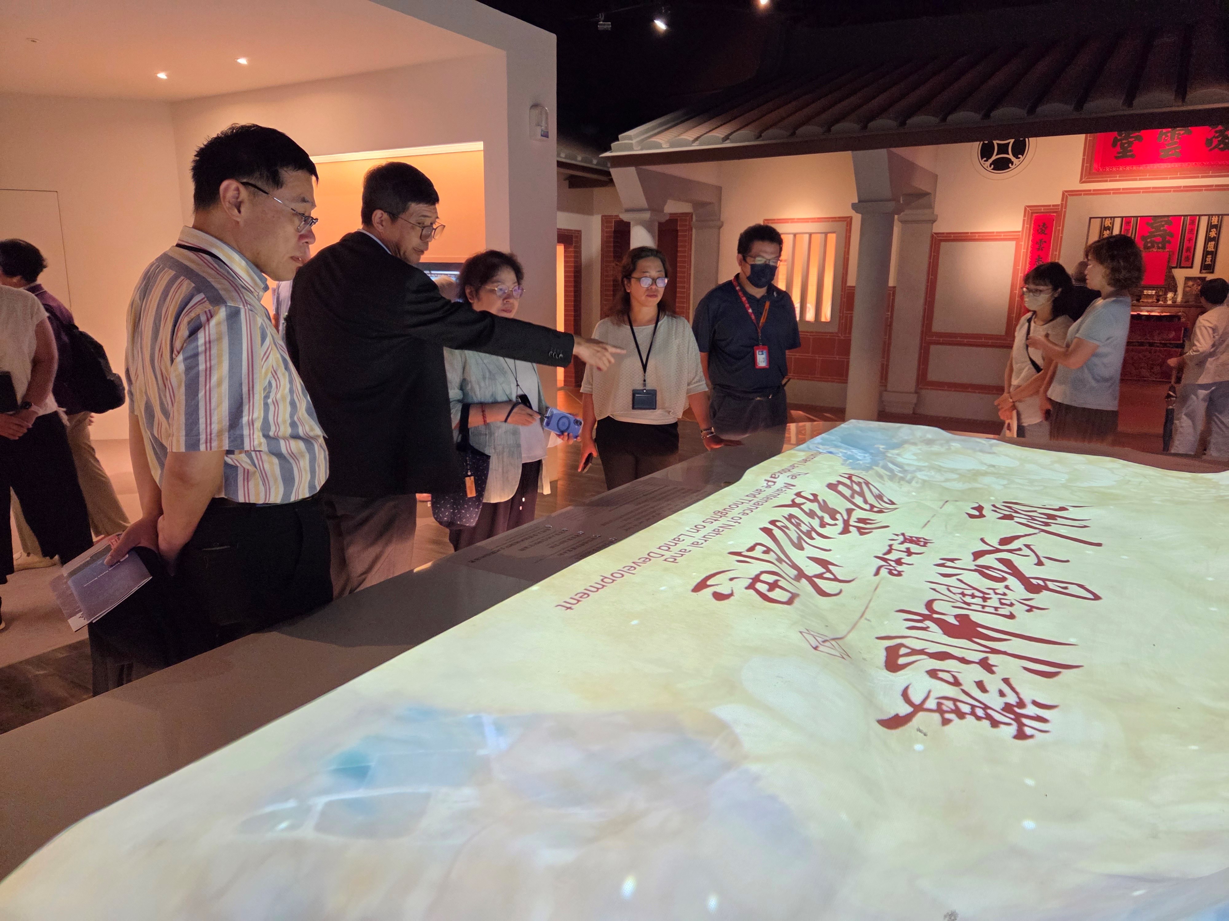 何金樑主任(左二)帶領科工館李秀鳳館長(左三)與臺史博張隆志館長(左一)參觀「承蒙客家」常設展