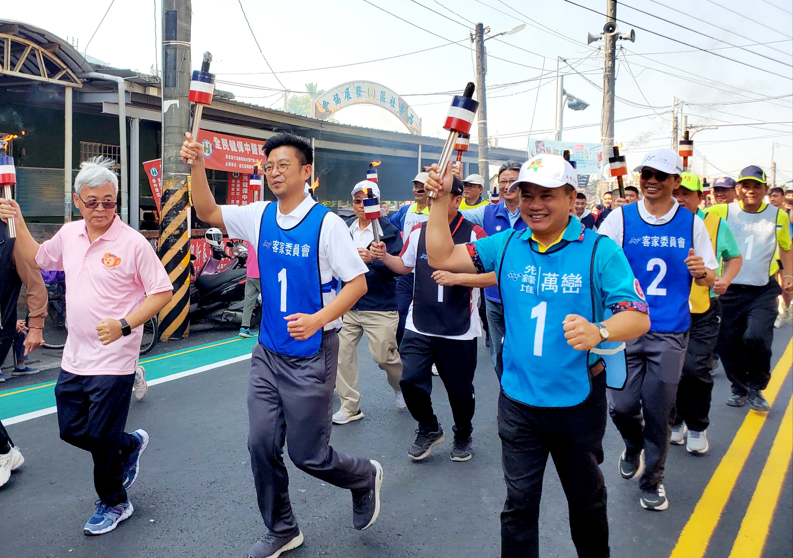 聖火繞境由客委會周江杰副主委領跑，帶領各單位首長共同繞境六堆各地
