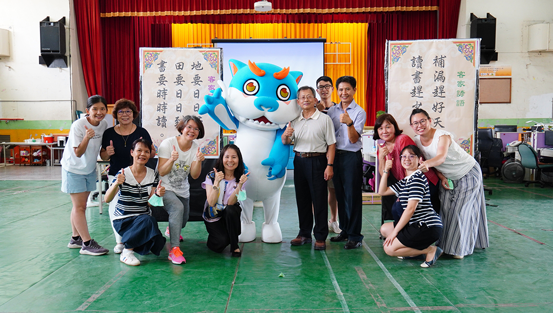 Group photo of Ha Gu taken with the teachers