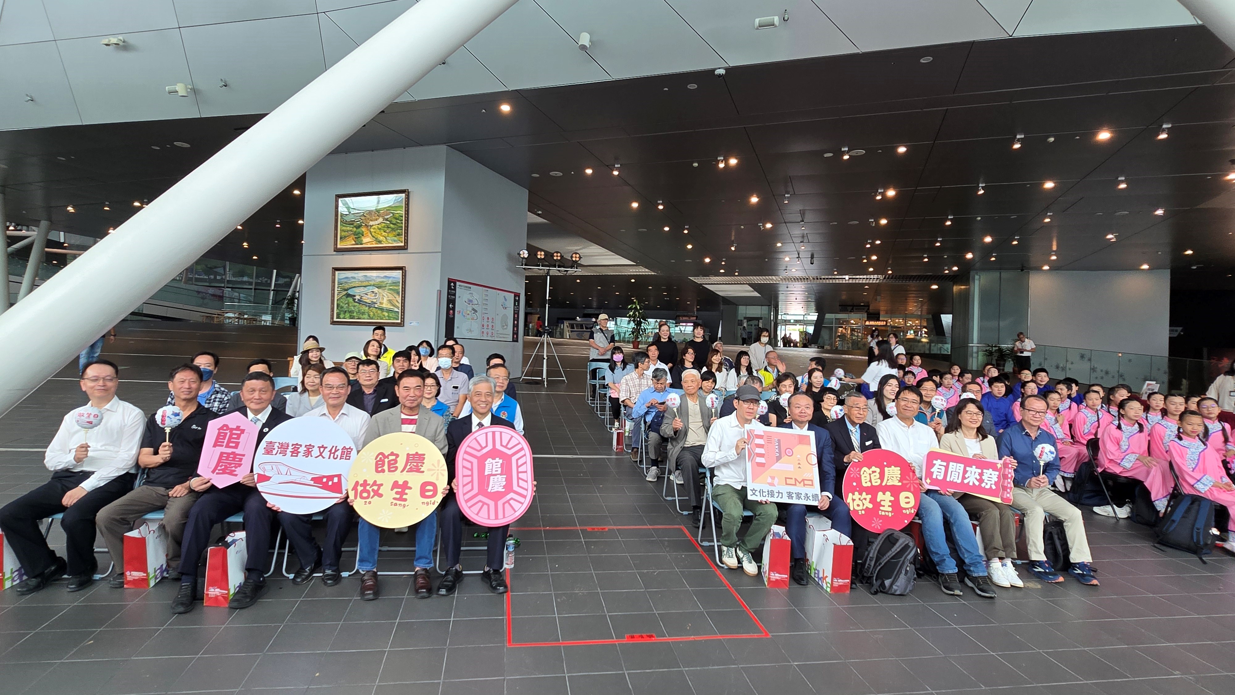 A group photo taken at the anniversary celebration of the Taiwan Hakka Museum