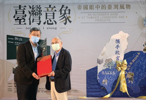 客委會楊長鎮主委與故宮吳密察院長互贈信物