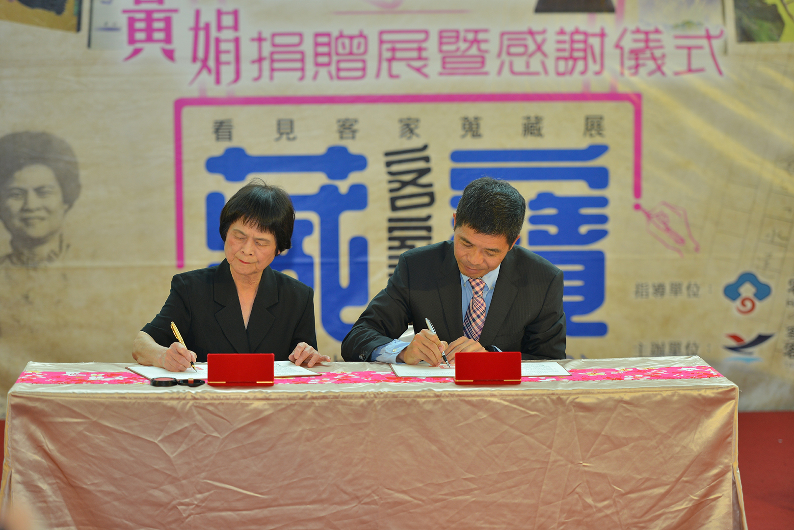 Ms. Huang Juan (left), Award-winner of Hakka Lifetime Contribution, along with Ho Chin Liang (right), Director of the Taiwan Hakka Cultural Development Center signs the donation consent.