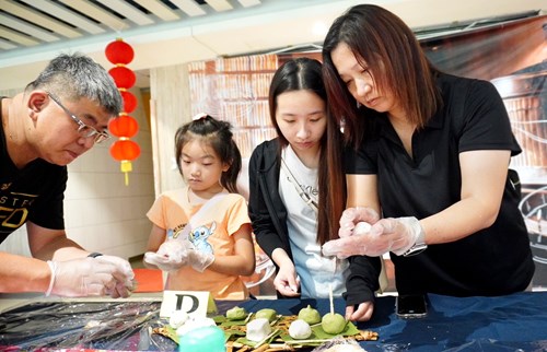 大人細子共下來做客家傳統美食-菜包