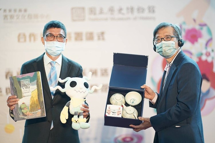 THCDC Director Ho Chin Liang Exchanged Gifts With NMH Director Liao Hsin Tien