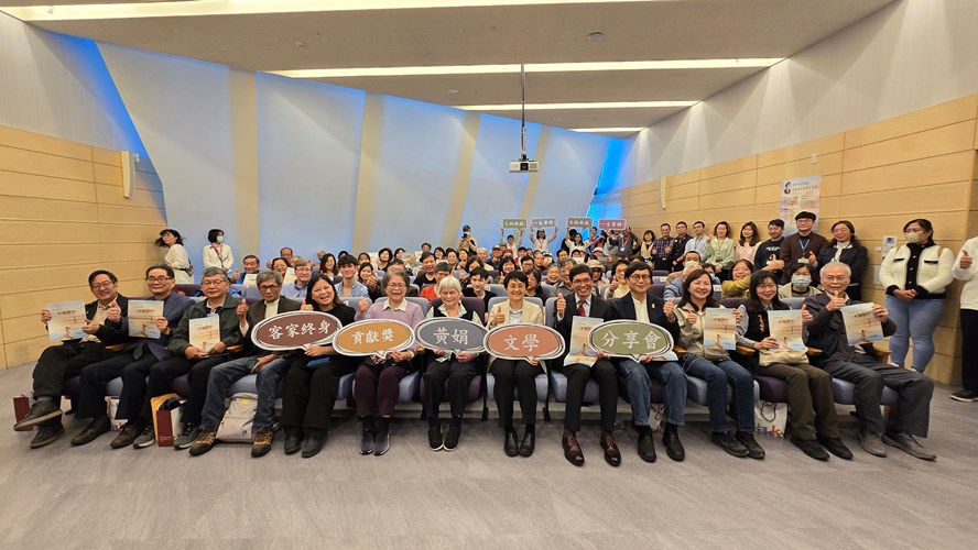 7.Ms. Huang Juan’S Family And Friends, Along With Members Of The Literary Community, Actively Participate In The Event