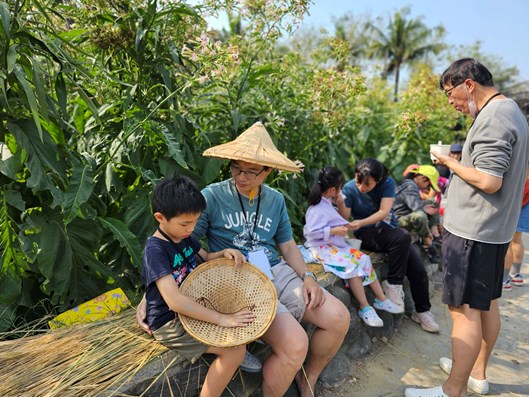 六堆農事學堂春祈蒔田 共下來尞，參與民眾坐在菸田旁享用交工點心