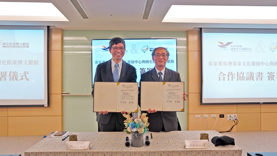 THCDC Director General Ho Chin Liang (Left) And Taiwan Historica Director Huang Hung Sen (Right) Signed A Memorandum Of Understanding