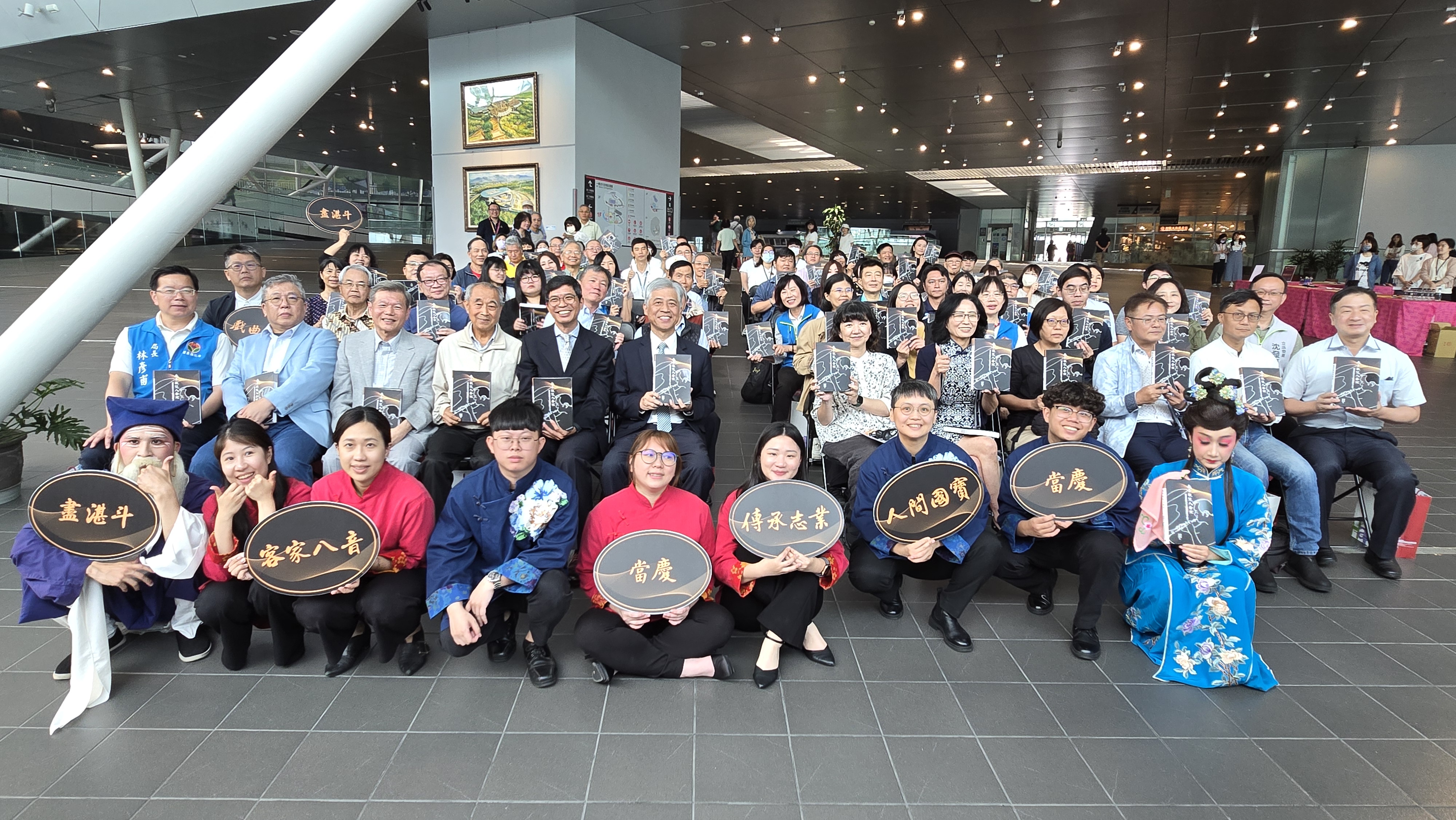 Book Launch: Tea-Picking Song to the Tune of Pa-yin: Cheng Rom-Shing’s Lifelong Dedication to Preserving Hakka Music and Traditional Opera 展示圖