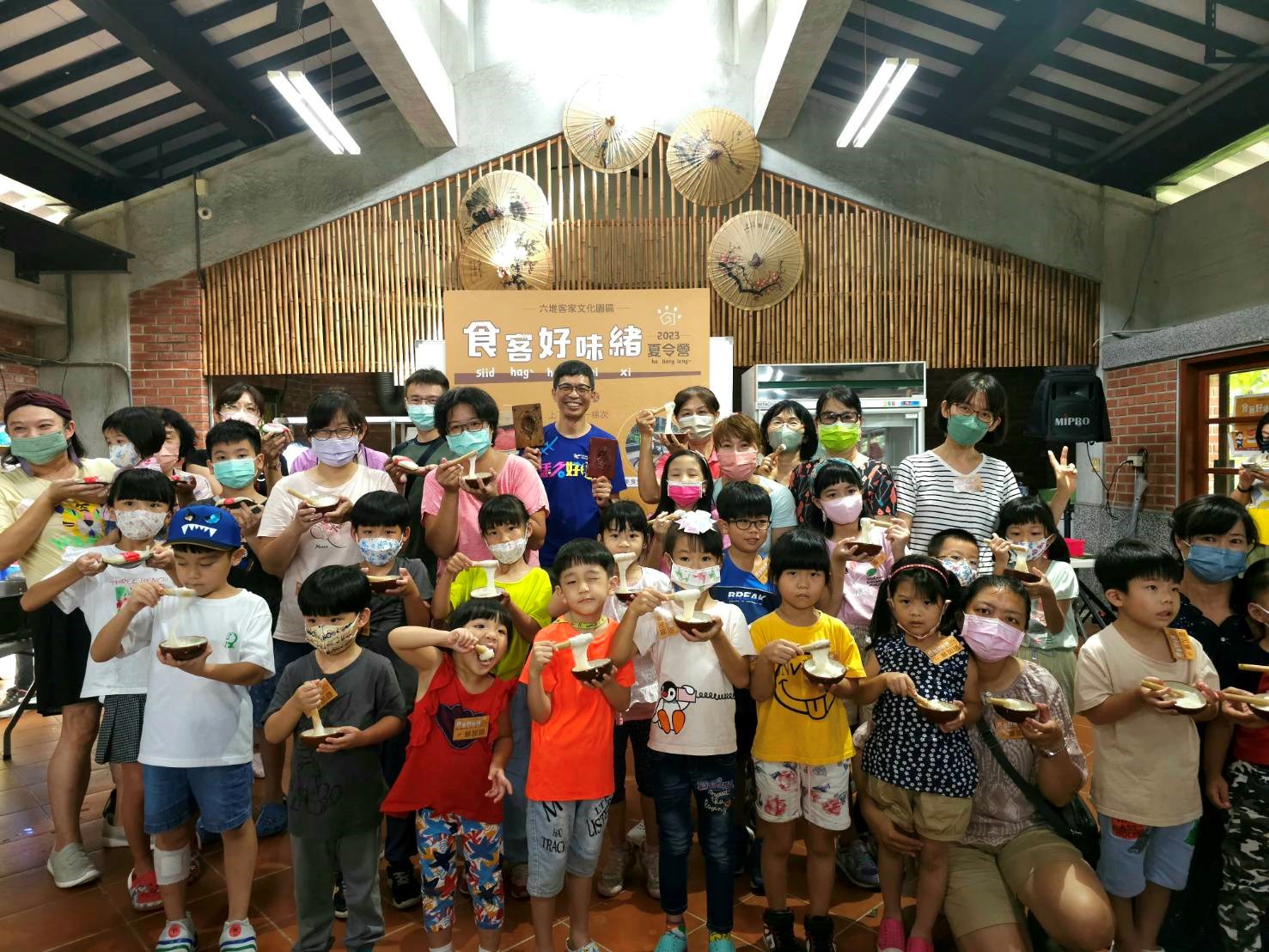 六堆食客好味緒夏令營完成粢粑及新丁粄開心大合照