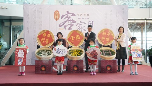 客與薪傳師黃碧清老師(左)、客發中心何金樑主任(中)、苗栗縣福基國小徐世芬校長(右)與小朋友們共同合影象徵客家語言共下傳承