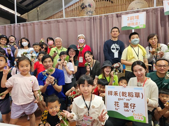 六堆農事學堂春祈蒔田 共下來尞，民眾體驗禾稈繩