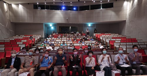 110年度捐贈文物感謝活動暨典藏專題講座何金樑主任與年度捐贈人、貴賓合照