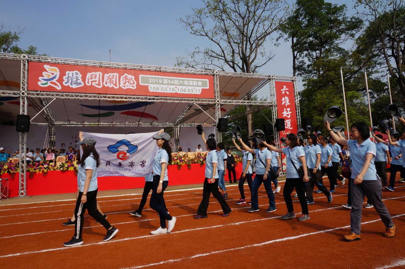 Following the entrance of Hakka Affairs Council officials, athletes from 12 Liudui townships were dressed in various costumes reflecting their respective local produce as they marched into Neipu Junior High School, the venue of the opening ceremony.