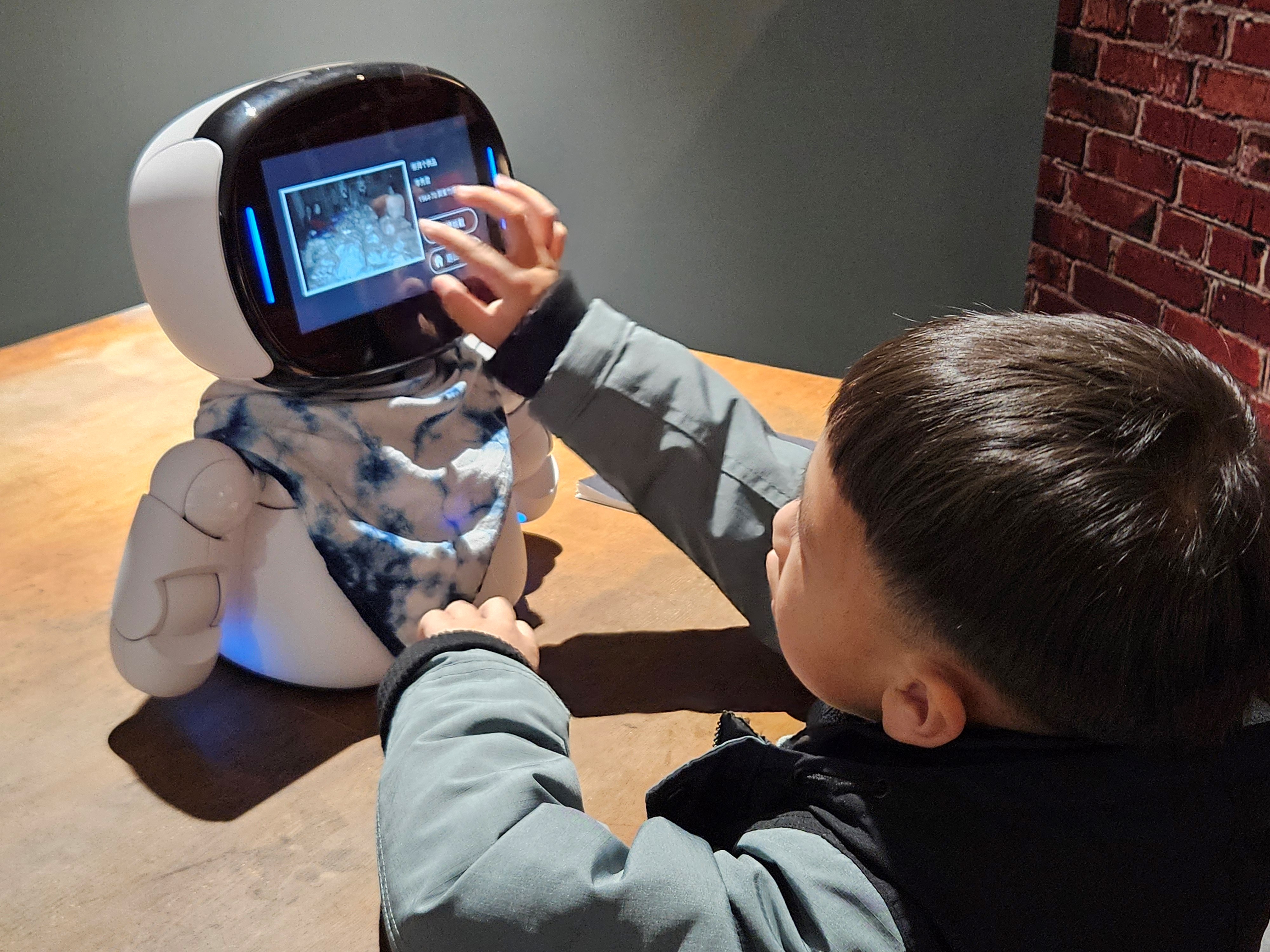 The AI robot on display invites visitors to challenge themselves to speak in Hakka
