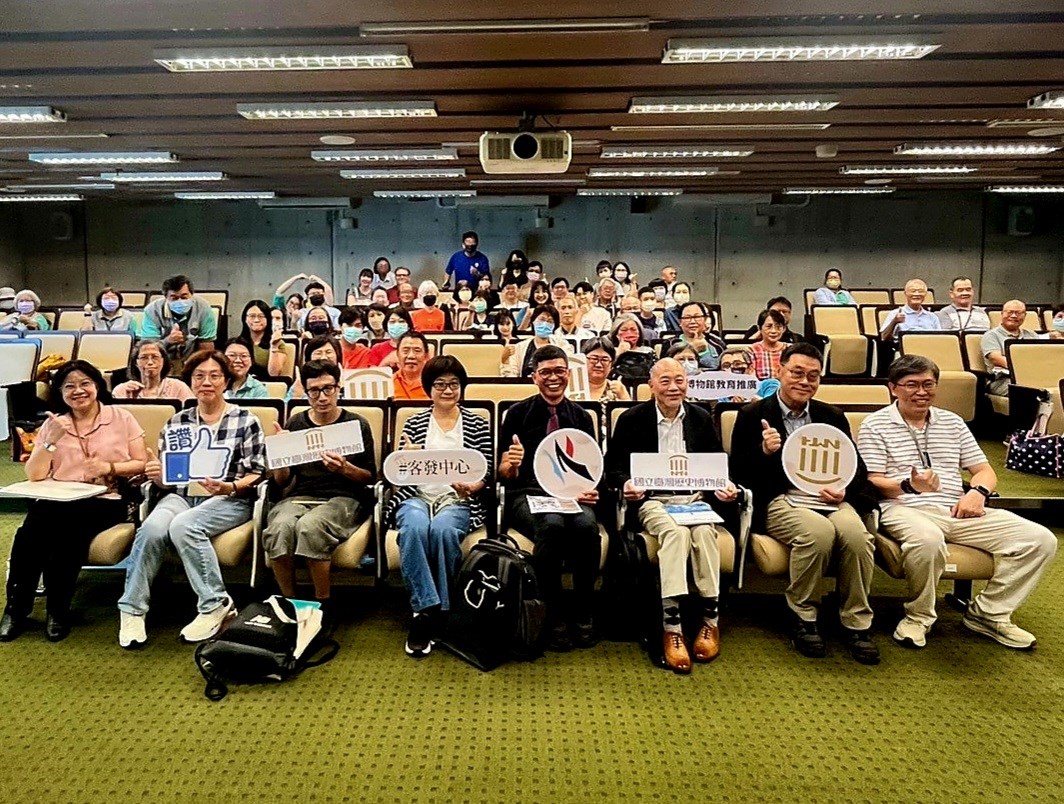 「乙未之役130周年系列活動」，講座與會來賓合影(右二張隆志館長、吳密察前院長、何金樑主任)