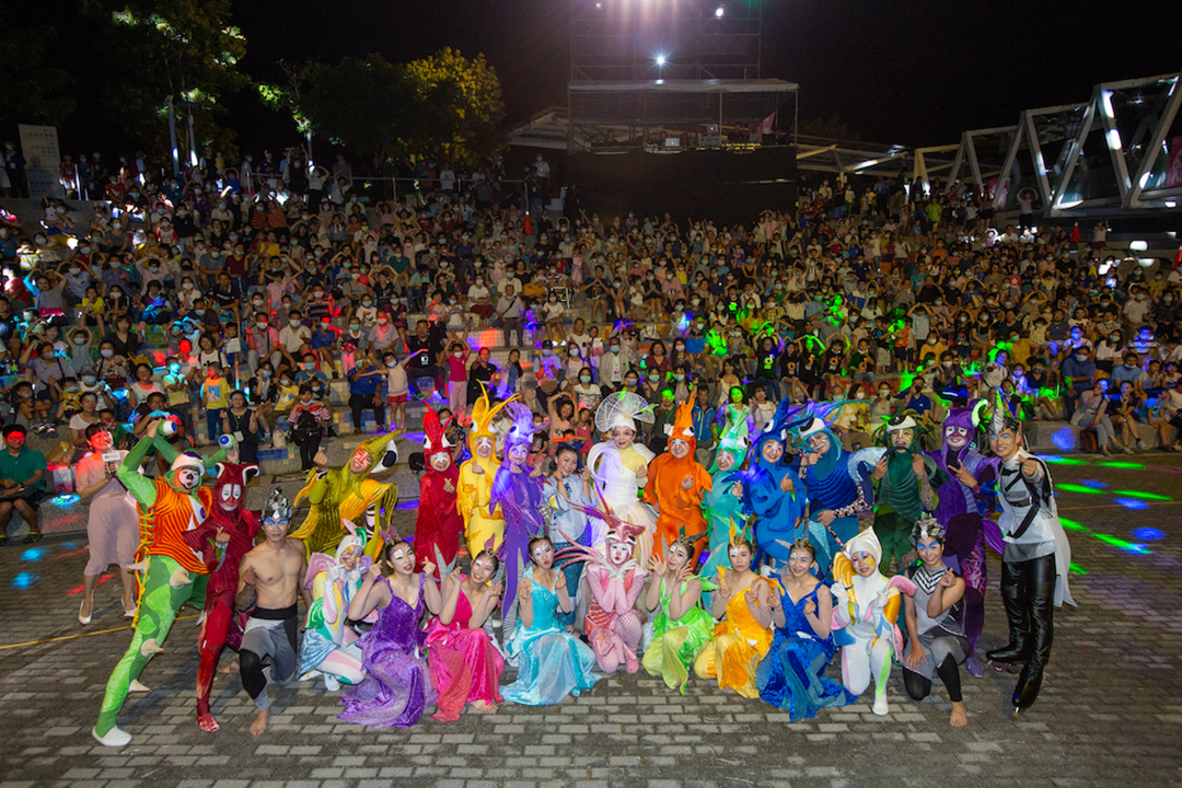 Group photo of performers and the audience