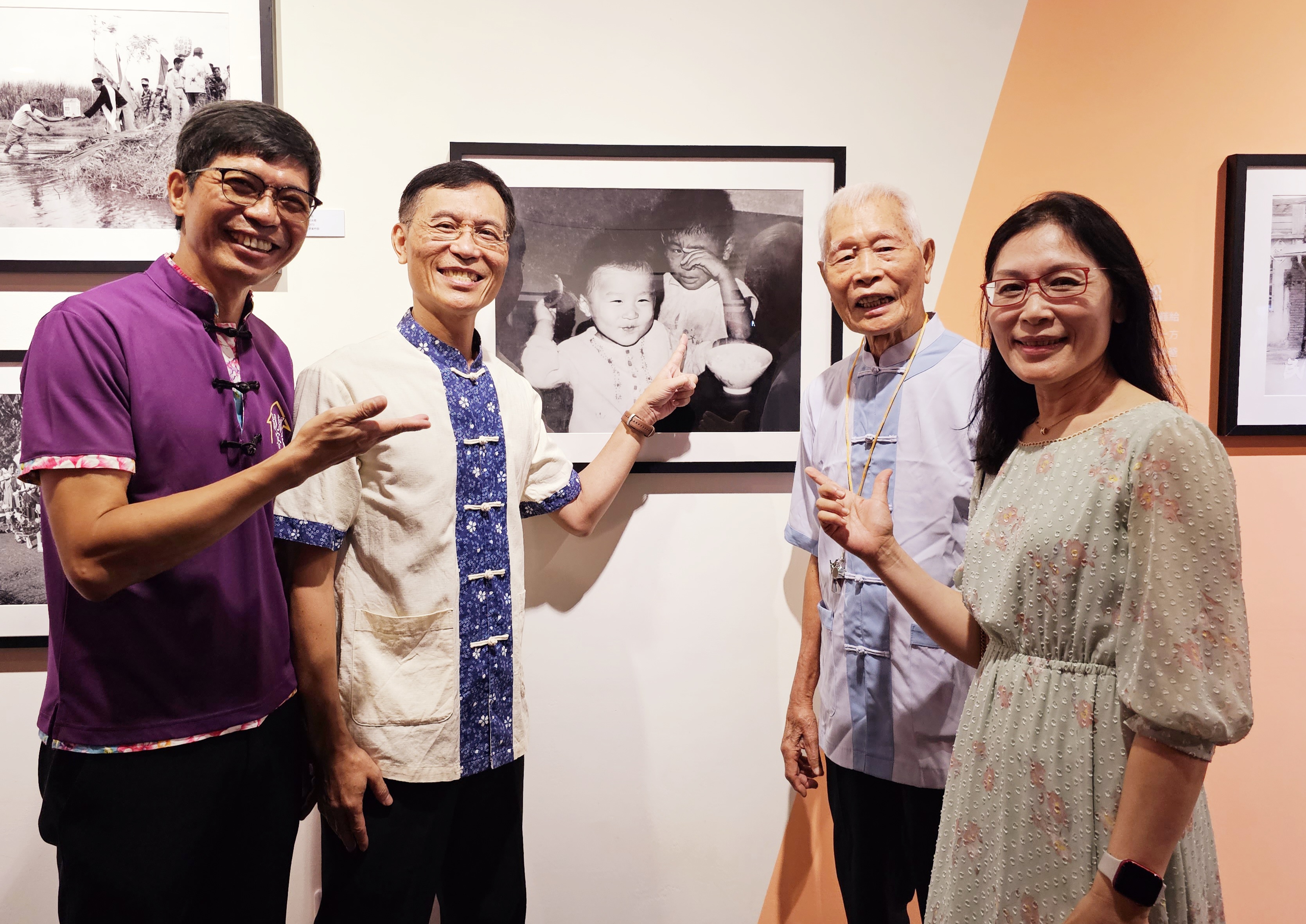 六堆攝影展，劉森松兒子劉財喜指出當時父親拍攝的小孩就是童年的他(左起客發中心何金樑主任、劉財喜、劉森松老師及女兒)