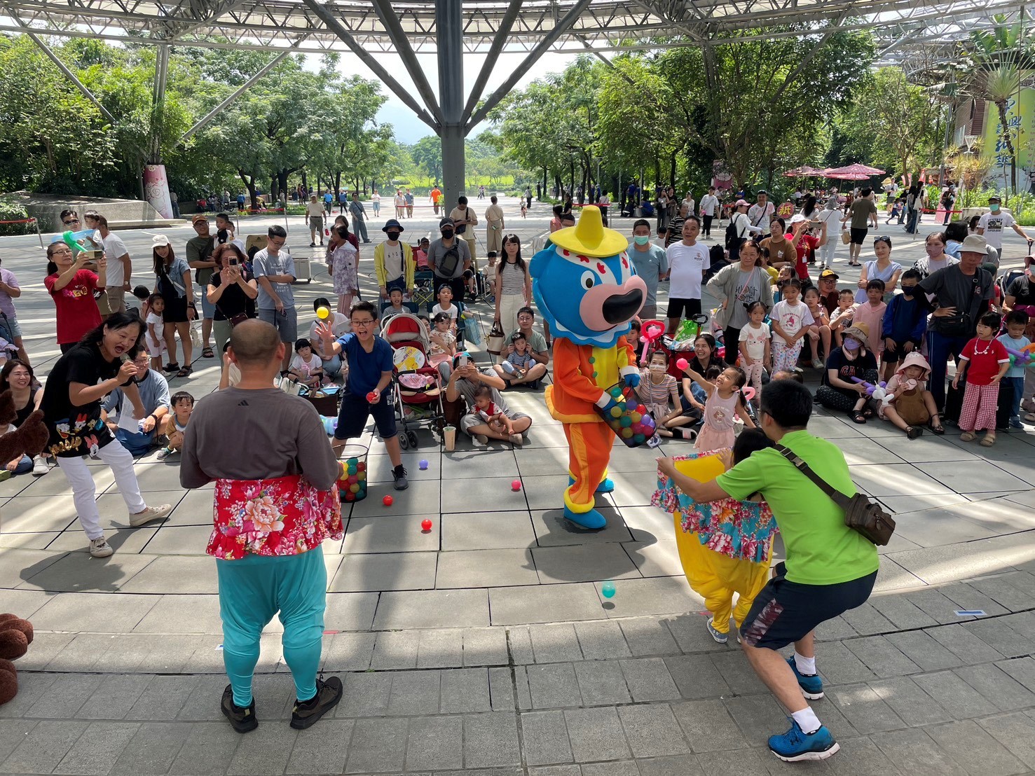 2025六堆尞涼趣一夏HAKKA歡樂派對暑期親子活動，遊客熱情的與大獅兄合影留念