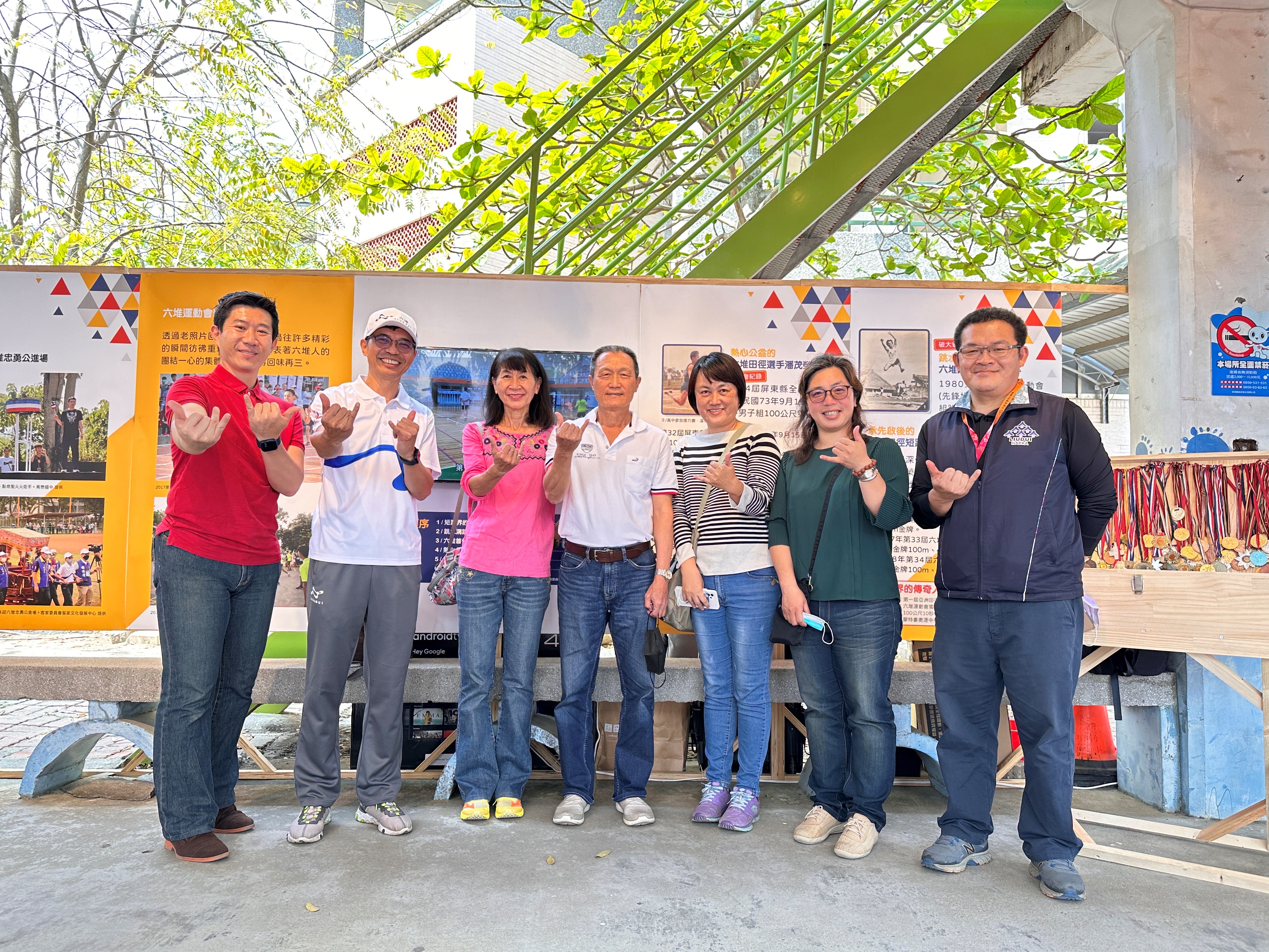 客發中心主任何金樑（左二）與跳遠項目紀錄保持人楊秋平（左四）合影