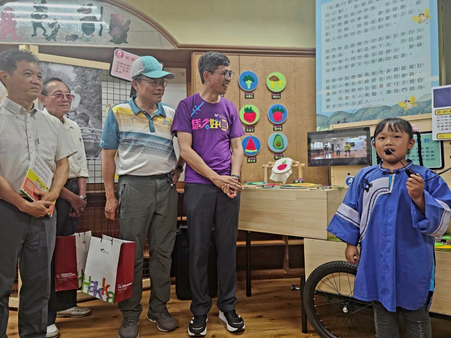 「六堆校園行動展」正式開箱亮相 龍肚國小化身行動博物館，學童向來賓解說校園共創作品