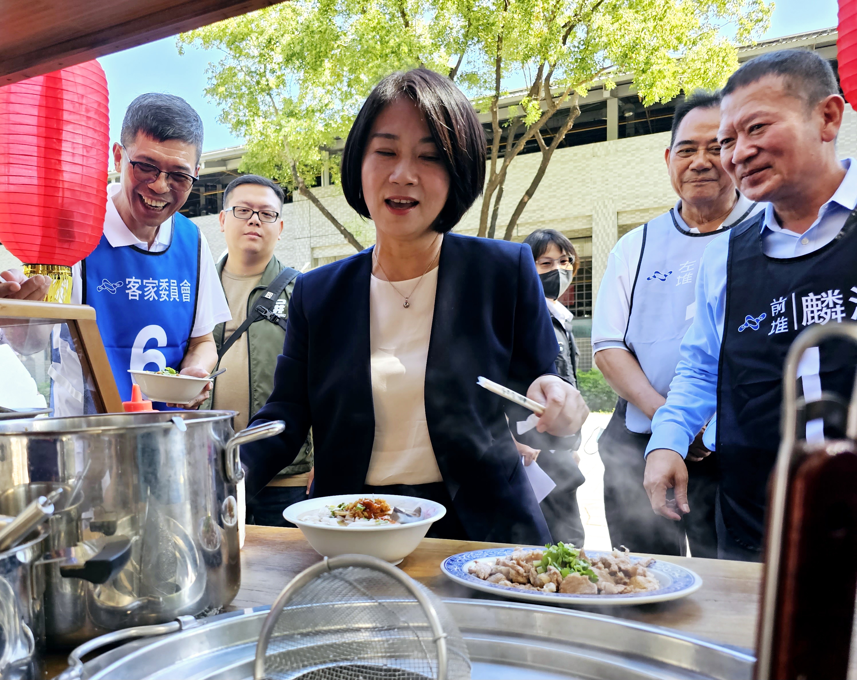 第59屆六堆運動會宣傳記者會宣傳前堆麟洛鄉美食-面帕粄(左起客發中心何金樑主任、屏東縣周春米縣長、新埤鄉潘和源鄉長、麟洛鄉鍾慶平鄉長)