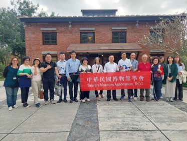 中華民國博物館學會參訪六堆生態博物館，中華民國學會成員於園區菸樓合影