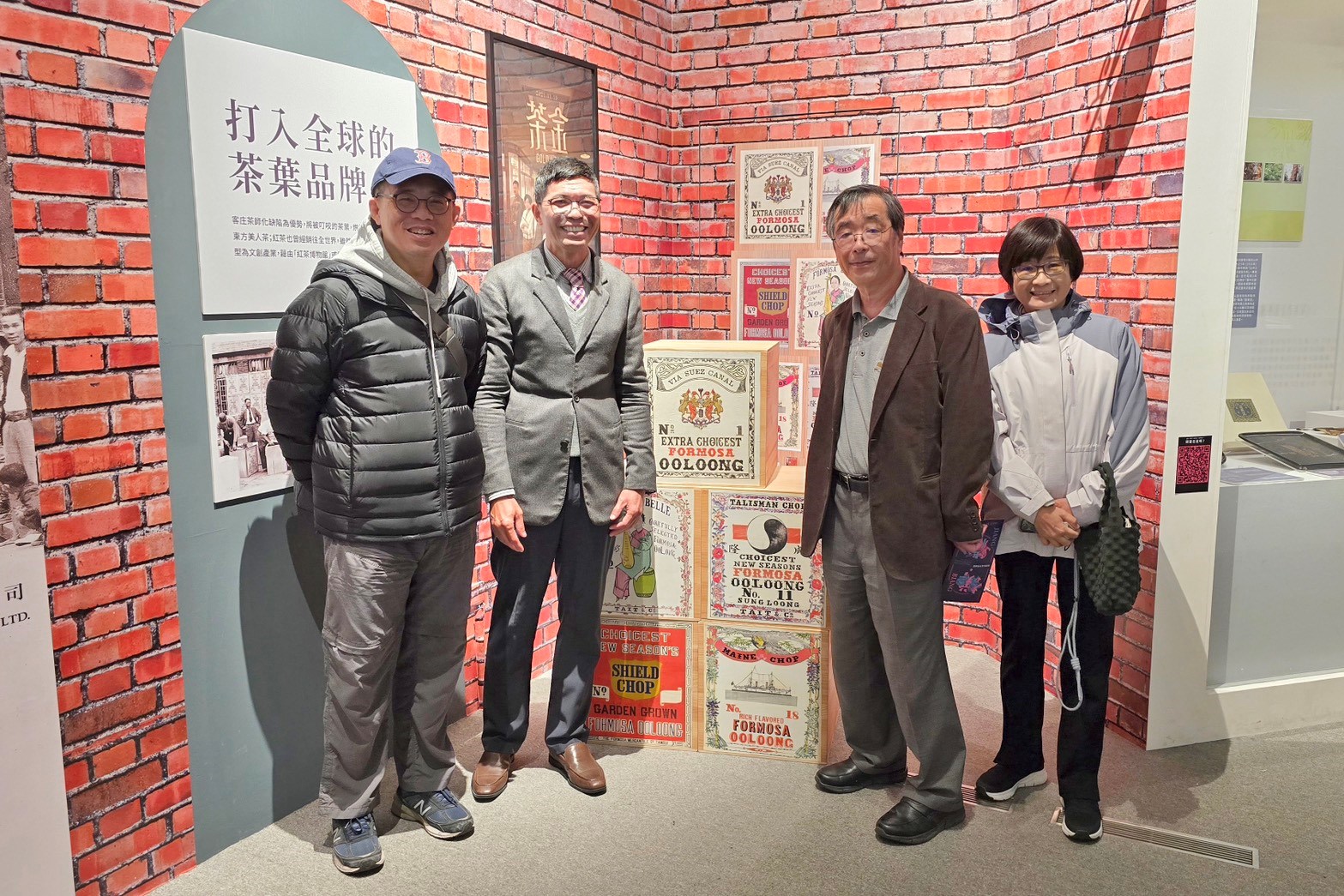 THCDC Director-General Ho Chin-liang (2nd from left) takes a photo with Professor Hideaki Kikuchi (2nd from righ