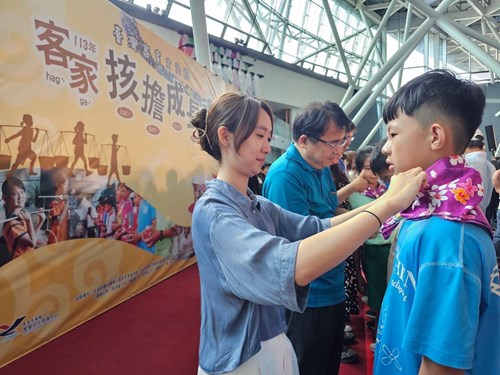 客發中心113年客家㧡擔傳承成長禮老師為學生繫上智慧巾