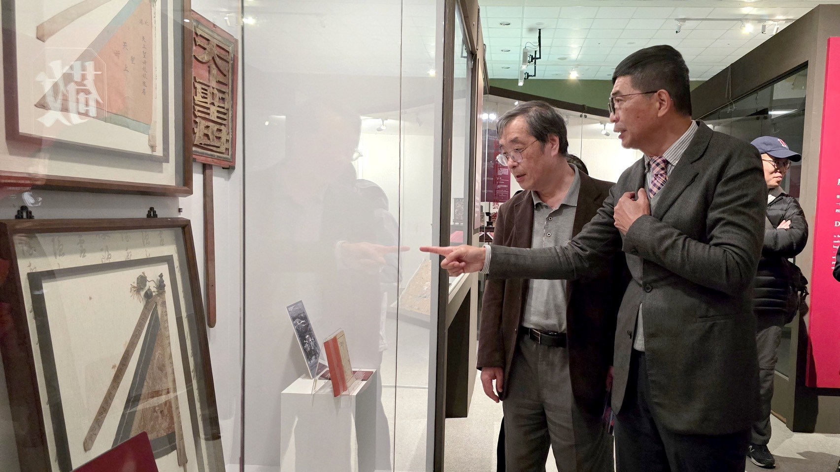THCDC Director-General Ho Chin-liang guides Professor Hideaki Kikuchi through an exhibition on Hakka cultural re