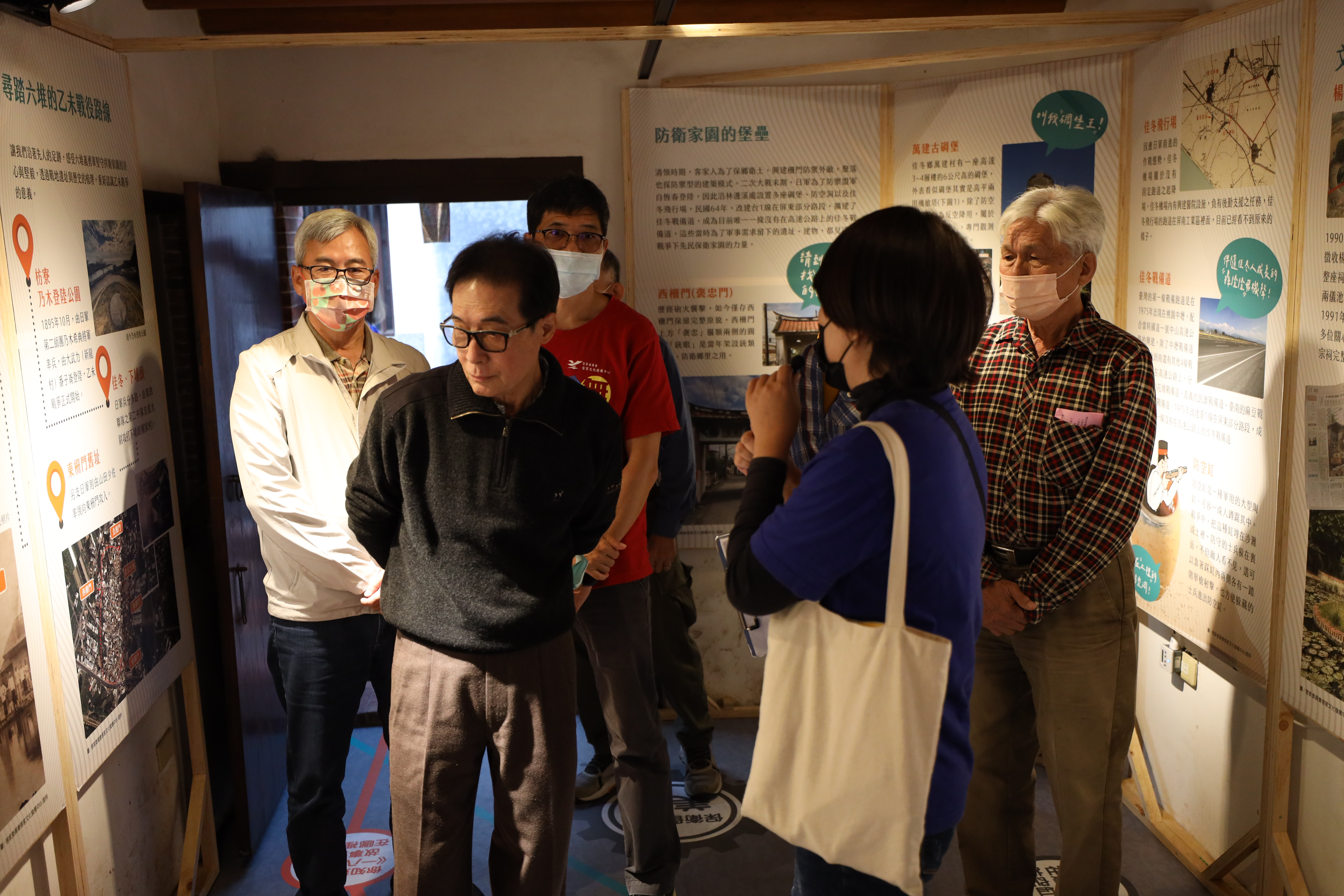 特展展場六堆1895戰役路線導覽，左起屏東客務處李明宗處長、客委會鍾孔炤副主委、客發中心何金樑主任