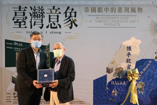 客委會楊長鎮主委與故宮吳密察院長互贈信物