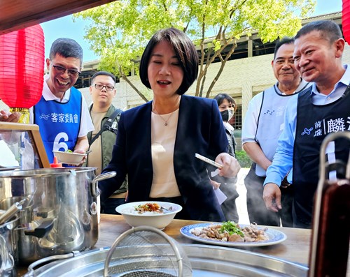 Linluo Township's delicacy, Hakka rice noodles, featured at the event. (Hakka Culture Development Center Director-General Ho Chin-liang, Magistrate of Pingtung County Chou Chun-mi, Mayor