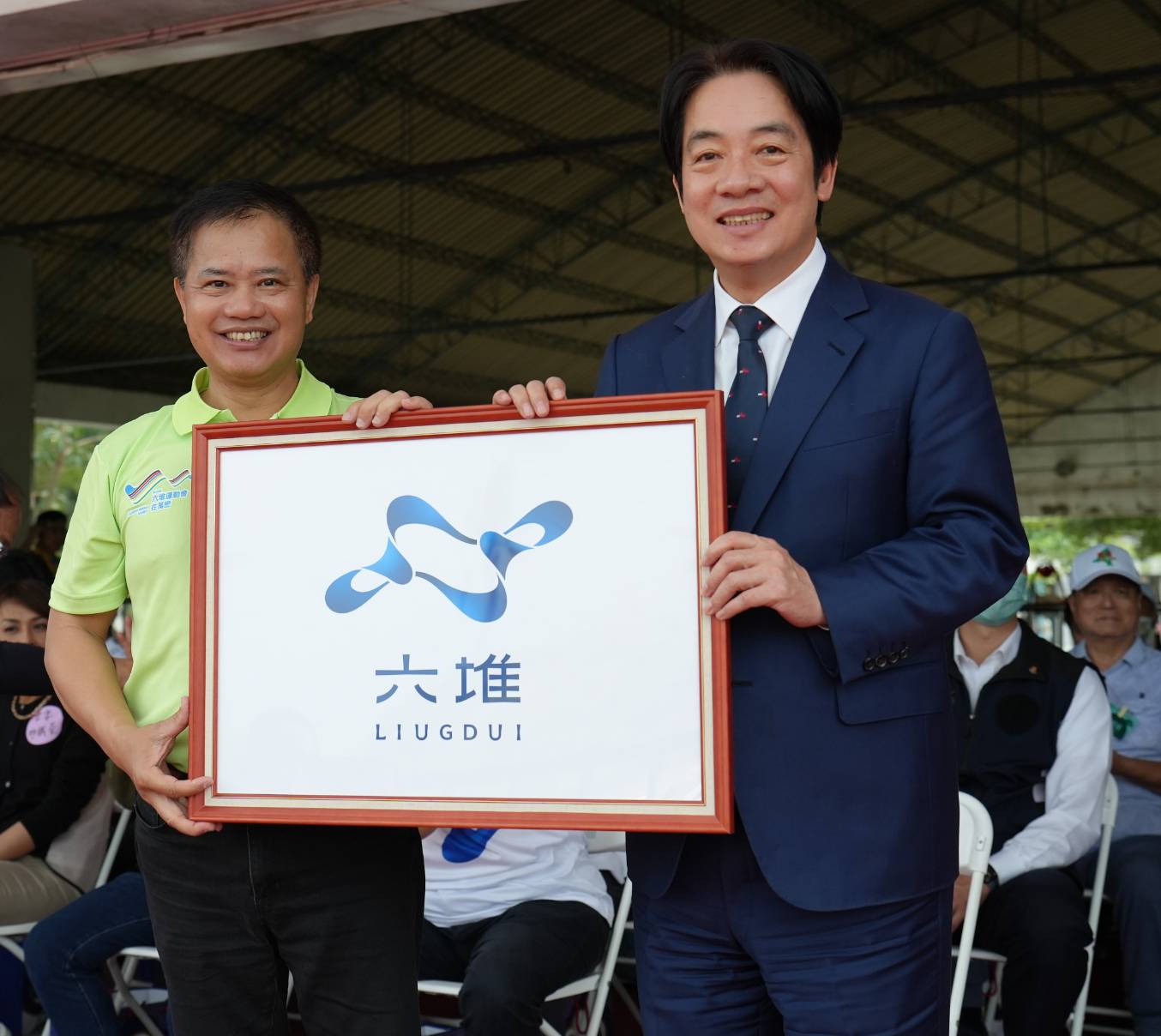 六堆運動會大會會長林國順致贈六堆旗予副總統，象徵六堆文化推廣至外