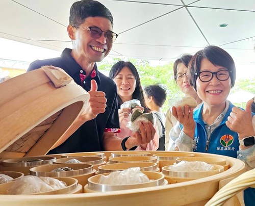 何金樑主任與鄧桂菊副縣長共下歡迎大家來參加臺灣客家文化館「細灶下-客家米食體驗活動」