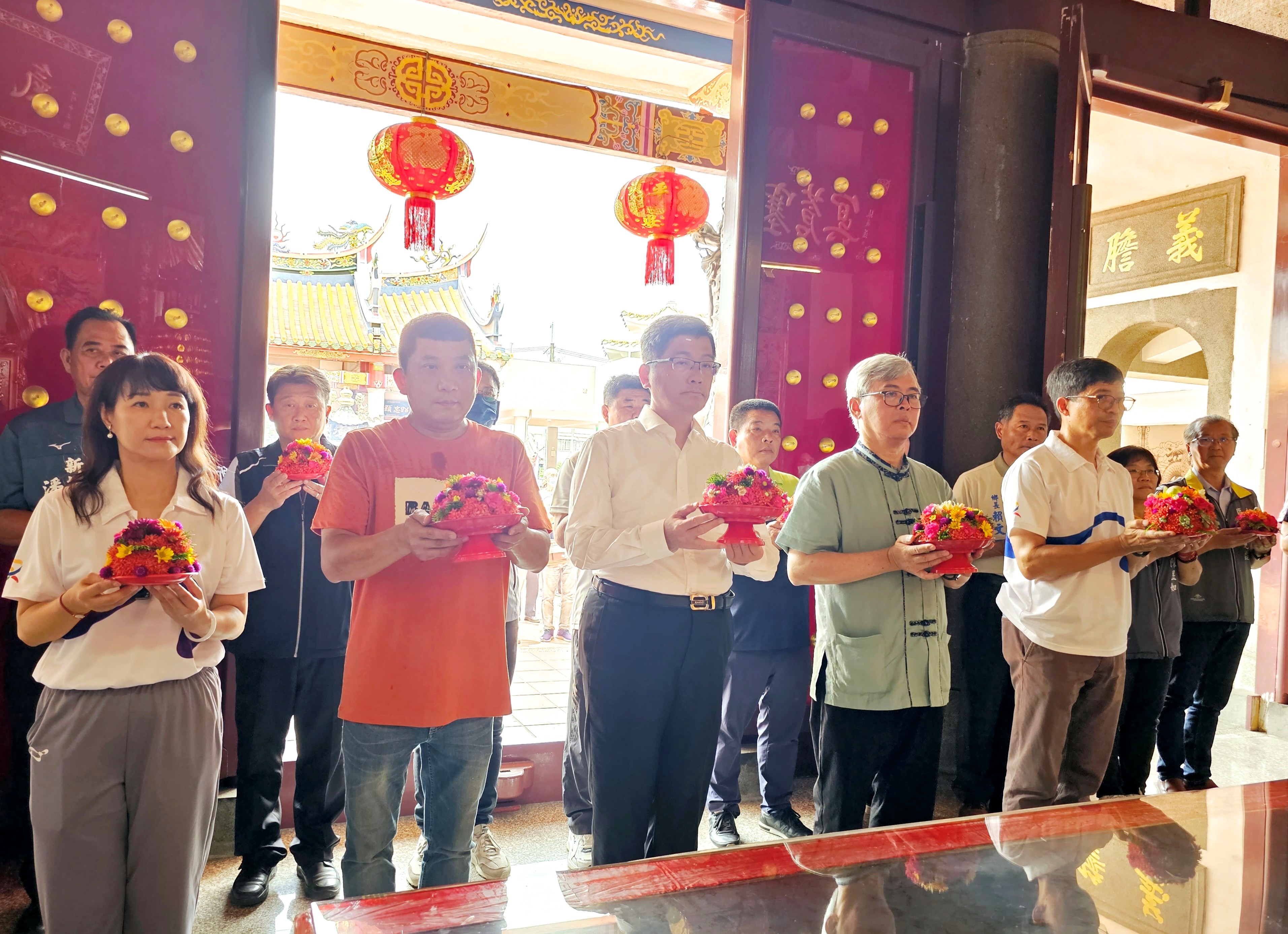 圖四  六堆日於忠義祠祭祀六堆先民(左起高市客委會主委楊瑞霞、忠義祠主委黃文智、客委會主委楊長鎮、屏東縣客務處李明宗、客發中心主任何金樑及12鄉區公所長共同祭祀六堆先民