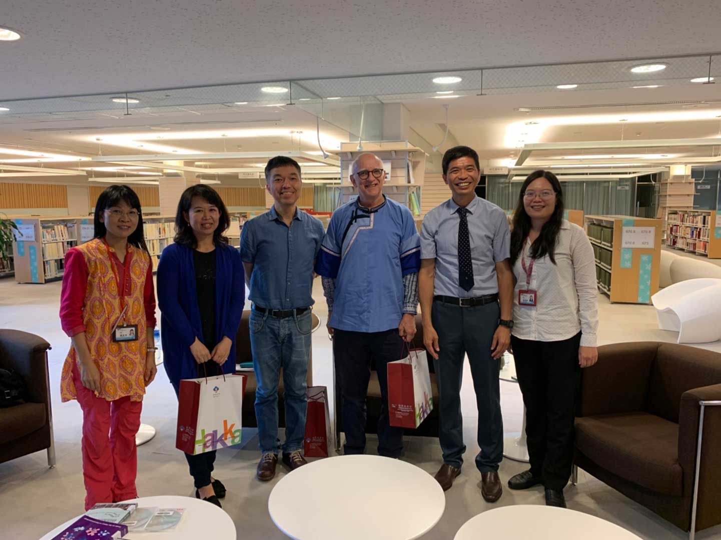 Accompanied by Hsin-Wen Hsu, Assistant Professor of National Taiwan Normal University, and Professor Shih-Hsin Huang, the vocalist, Dr. Anthony Seeger visited the Taiwan Hakka Museum, sharing this related experiences  in cultural assets, folk music and museum archives.