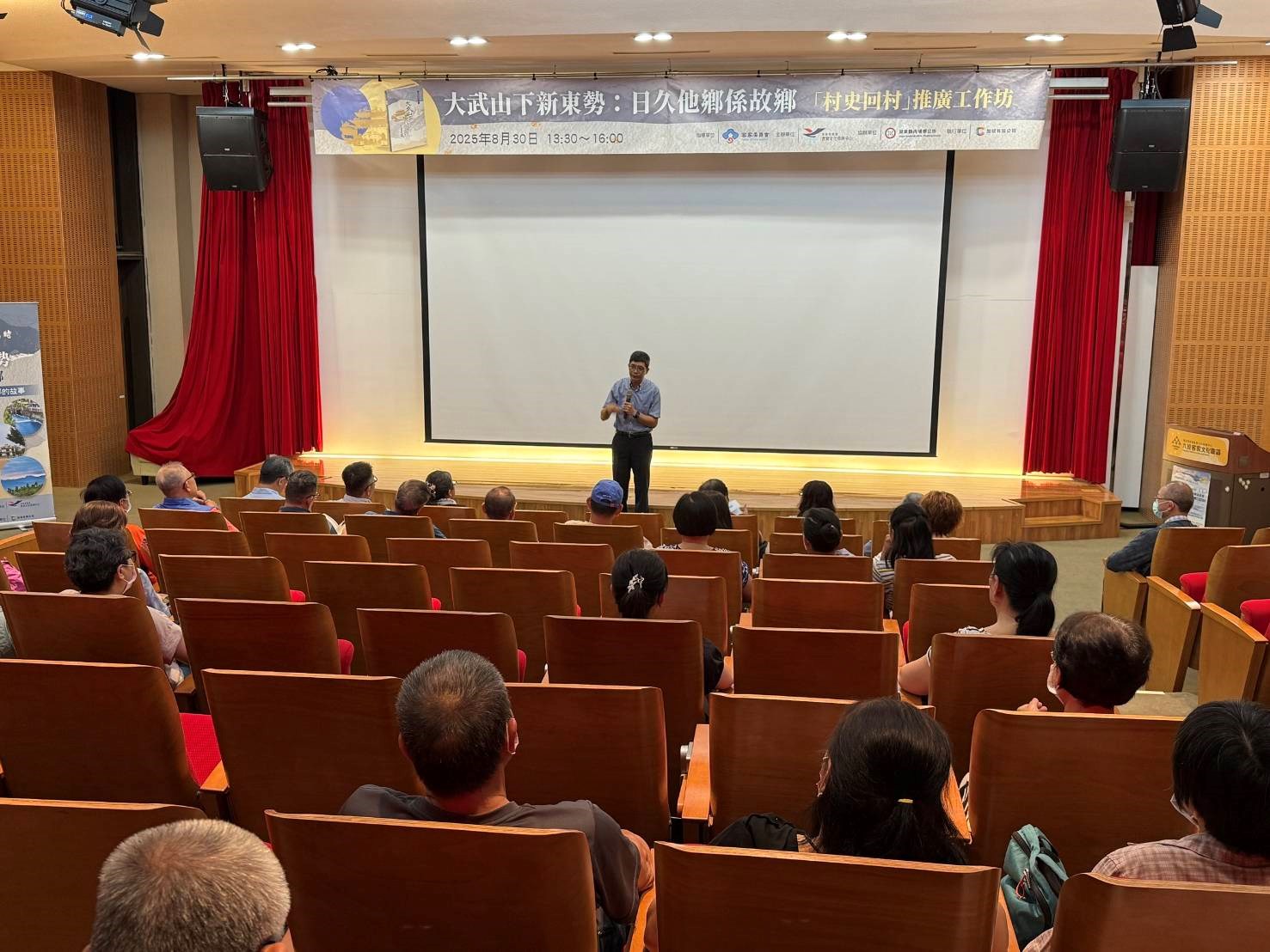 「村史回村」走進屏東內埔新東勢-學者耆老共織庄頭記憶，何金樑主任說明村史成果