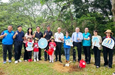 臺灣客家文化館響應世界地球日等環保議題，共同種植臺灣原生樹種豆梨(左起苗栗縣政府謝國昌技正、黃國釗主任、陳秀卿校長、許嘉祥副處長、何金樑主任、王漢英所長、鄧桂菊副縣長、李偉賢校長、湯維堯副處長、盧美君科長、九湖國小老師)